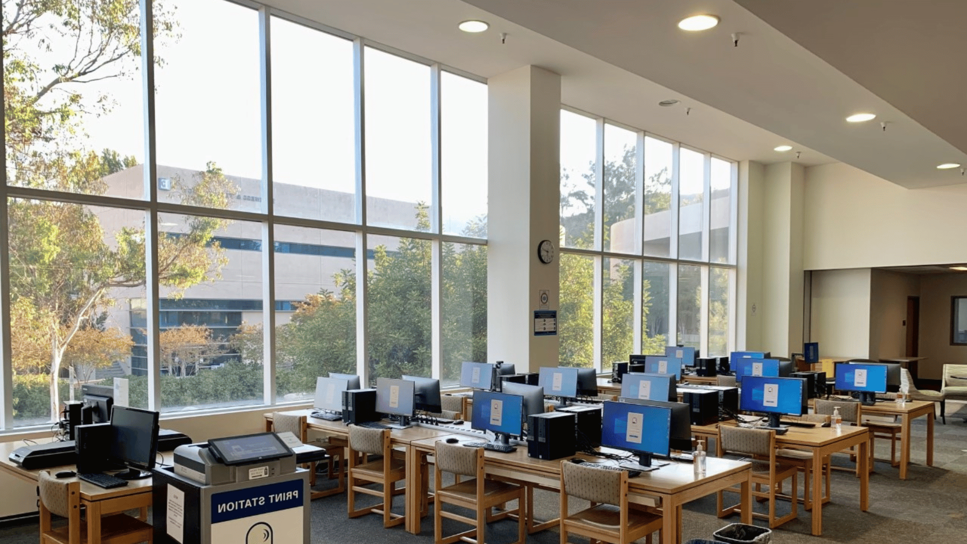库亚马卡学院图书馆的计算机实验室和打印站照片